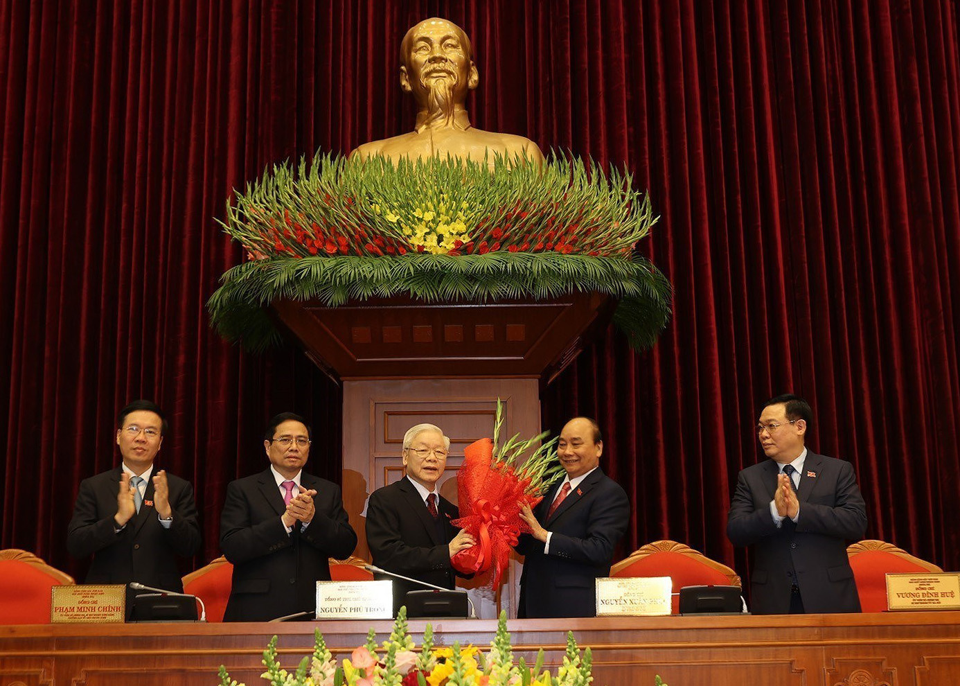 Công bố danh sách Bộ Chính trị, Ban Bí thư và Uỷ ban Kiểm tra Trung ương khoá XIII