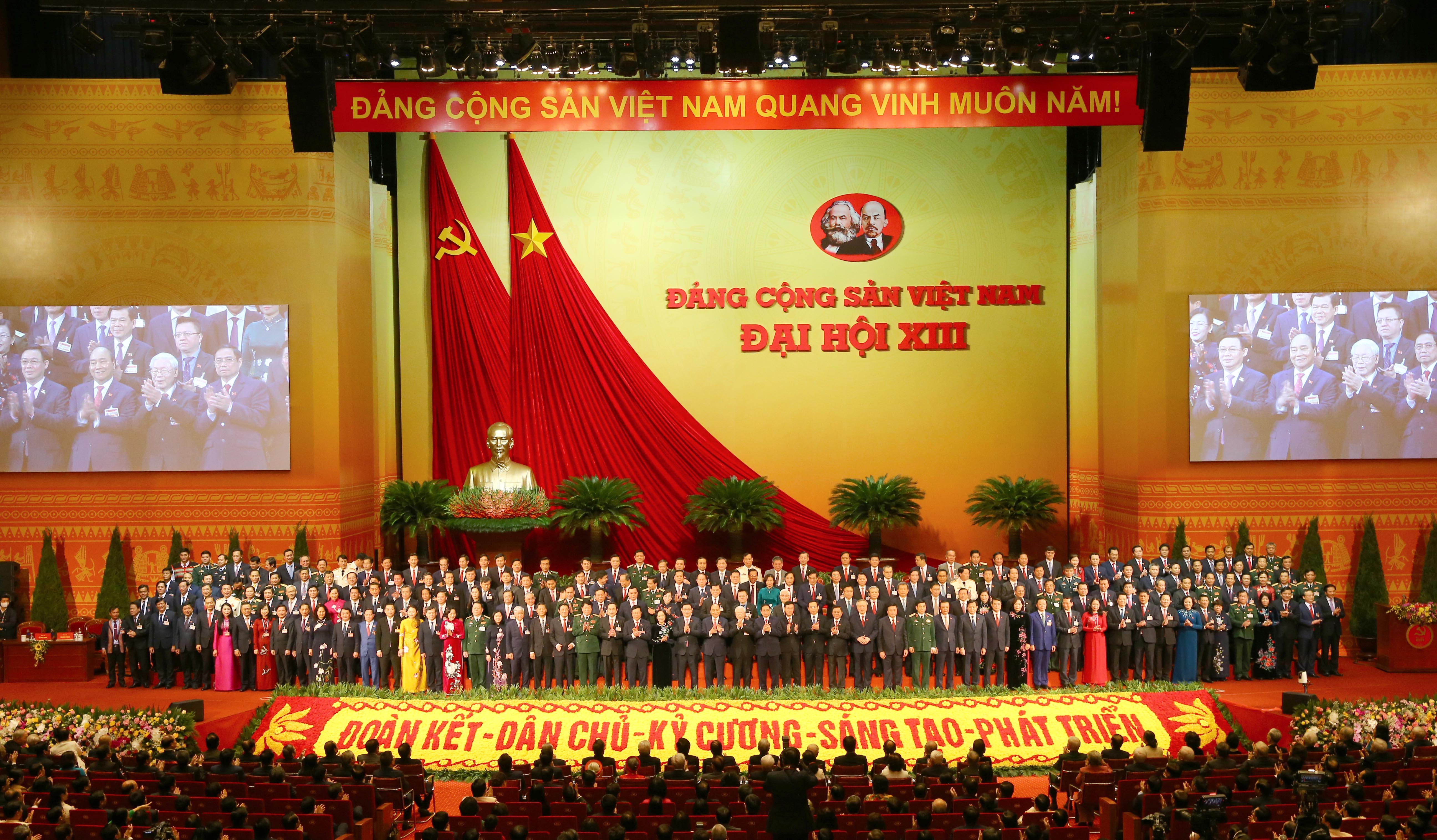 Hình ảnh ra mắt Ban Chấp hành Trung ương khoá XIII của Đảng