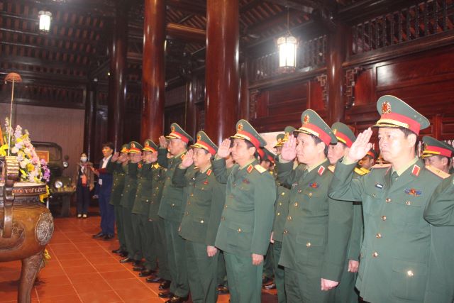 Quân khu 4 Dâng hương tưởng niệm Chủ tịch Hồ Chí Minh