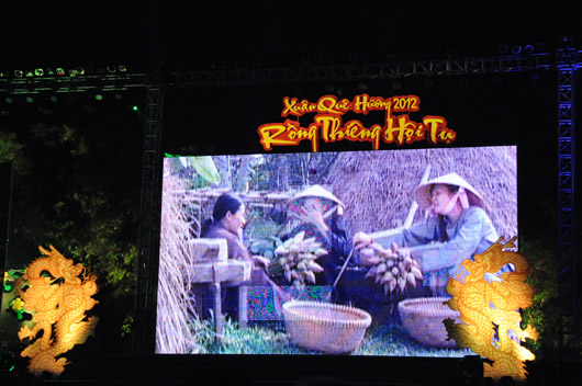Mang Tết đến với bà con kiều bào