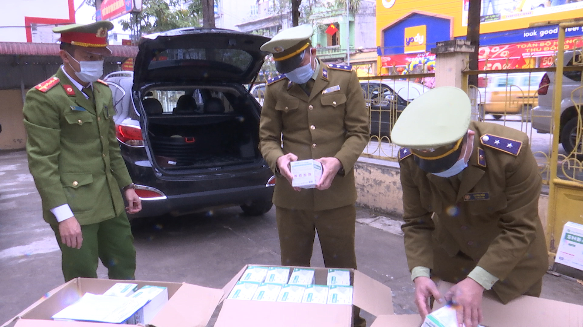 Thu giữ 7 100 khẩu trang tự kéo dài thời hạn sử dụng thêm 2 năm
