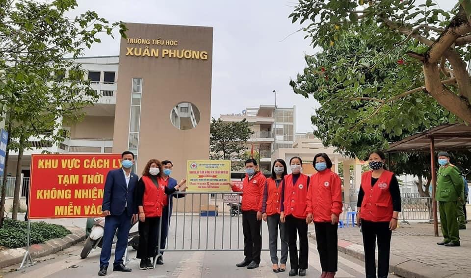 Hội Chữ thập đỏ TP Hà Nội tặng 10 tivi cho điểm cách ly Trường Tiểu học Xuân Phương