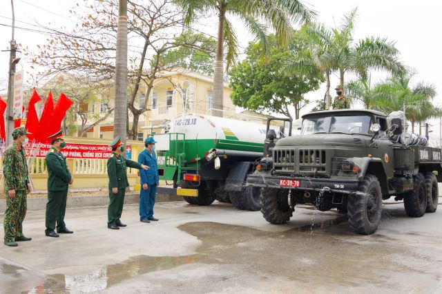 Lực lượng vũ trang xung kích chống dịch