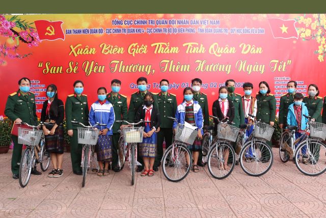 Xuân biên giới thắm tình quân dân