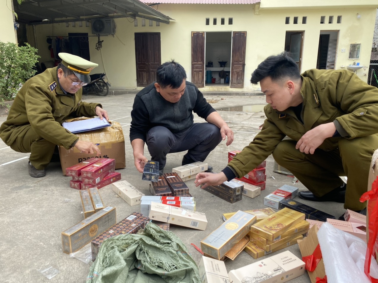 Lạng Sơn Xử lý 2 phương tiện vận chuyển hàng cấm, hàng thực phẩm nhập lậu
