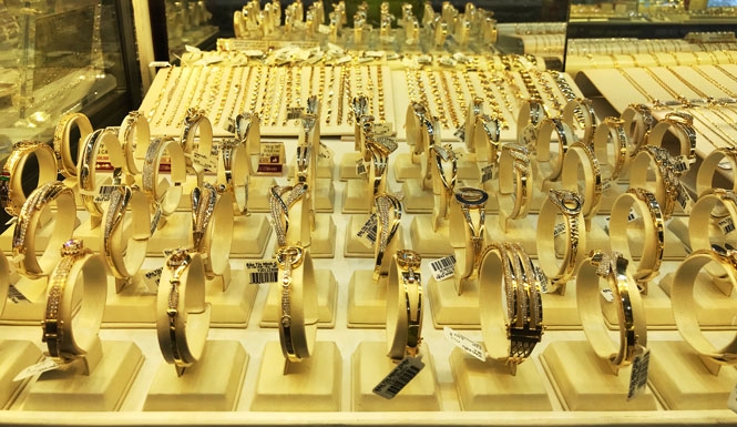 Giá vàng tiếp đà đi xuống
