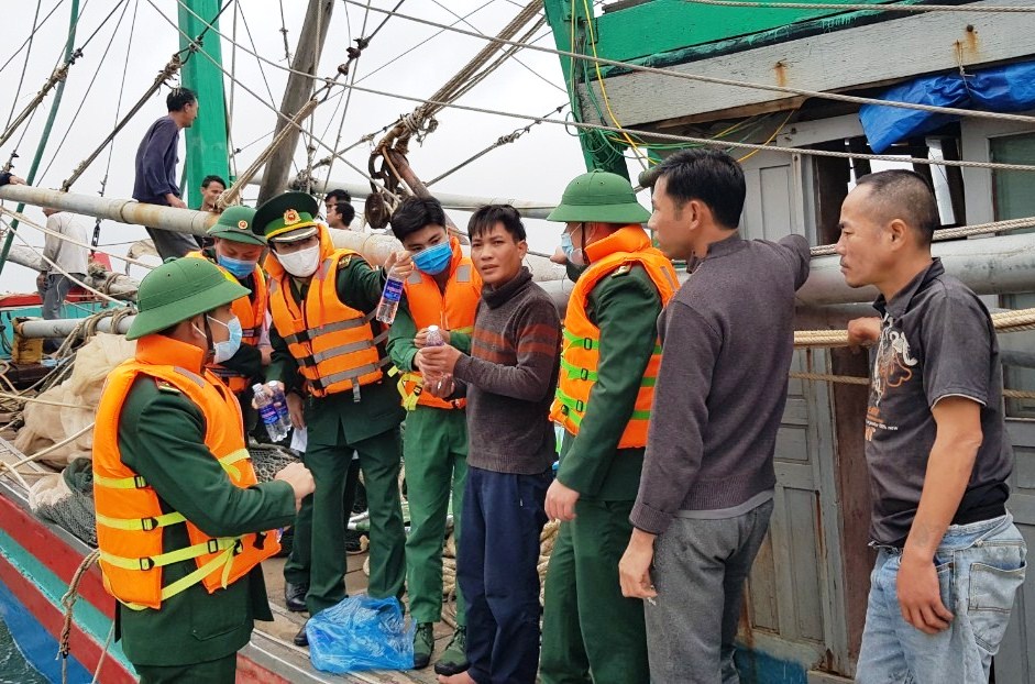 Cứu sống 8 thuyền viên trên tàu đánh bắt cá bốc cháy tại vùng biển Hà Tĩnh