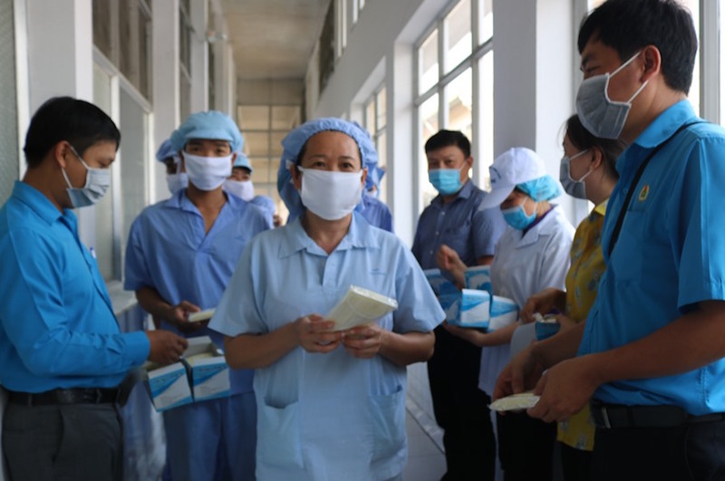 Người lao động cân nhắc kỹ việc về quê ăn Tết
