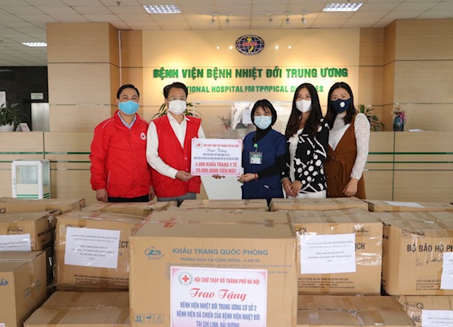 Trao vật dụng y tế tại 5 bệnh viện, cơ sở y tế trên địa bàn Hà Nội