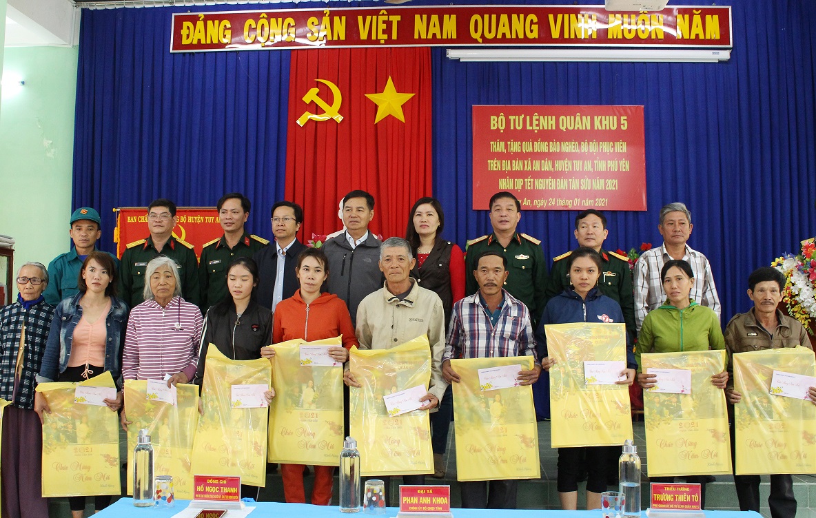 Xuân đầm ấm nghĩa tình quân - dân