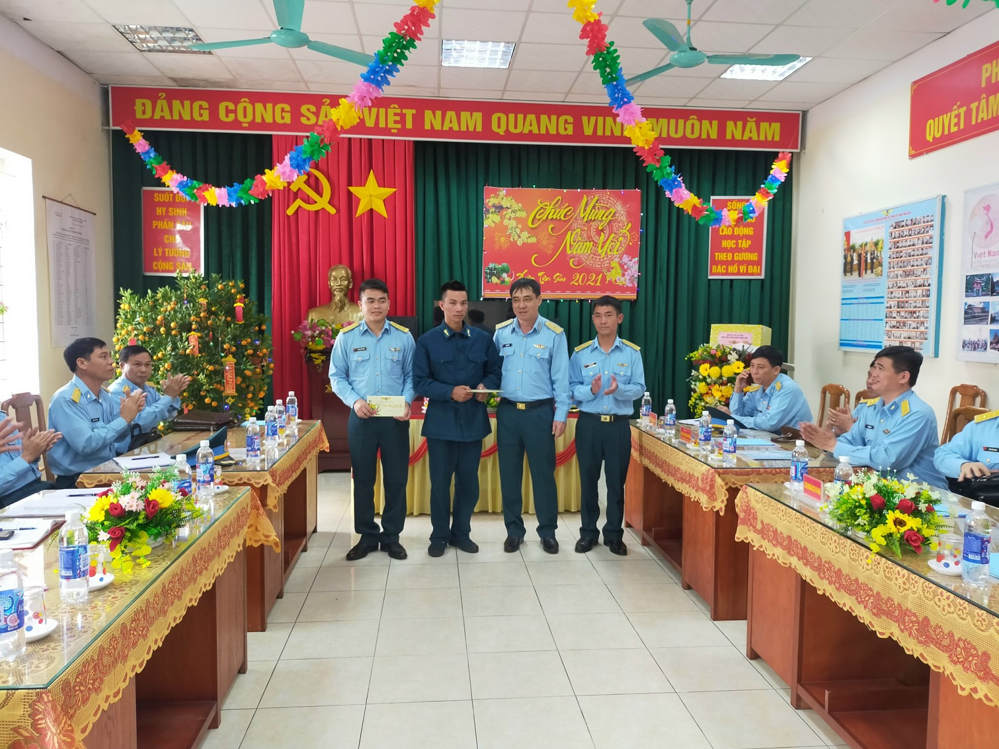 Xuân về trên từng cánh sóng ra đa