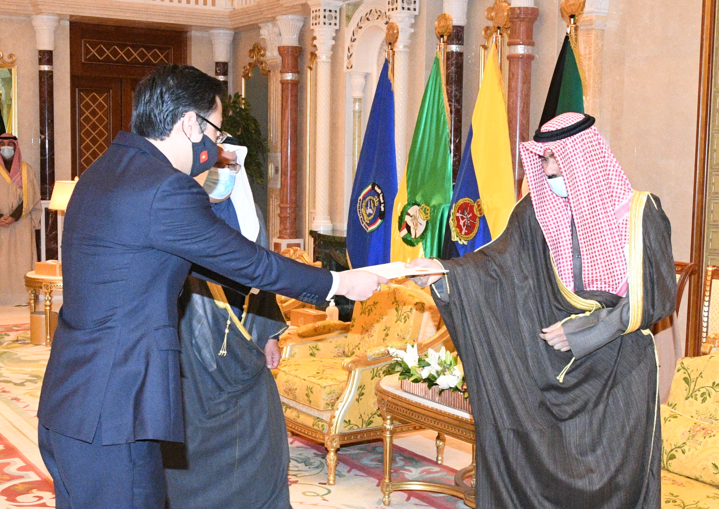 Đại sứ Ngô Toàn Thắng trình thư ủy nhiệm lên Quốc vương Kuwait