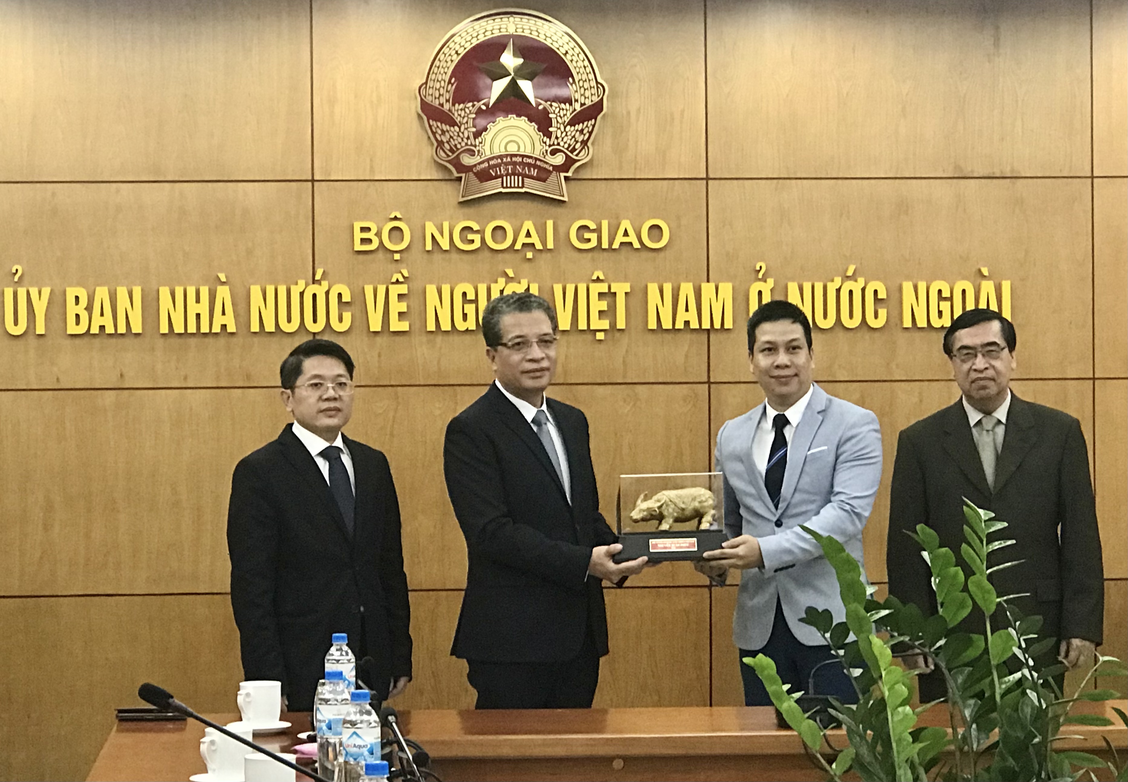 Trao thư, quà của Thủ tướng tặng các kiều bào tiêu biểu