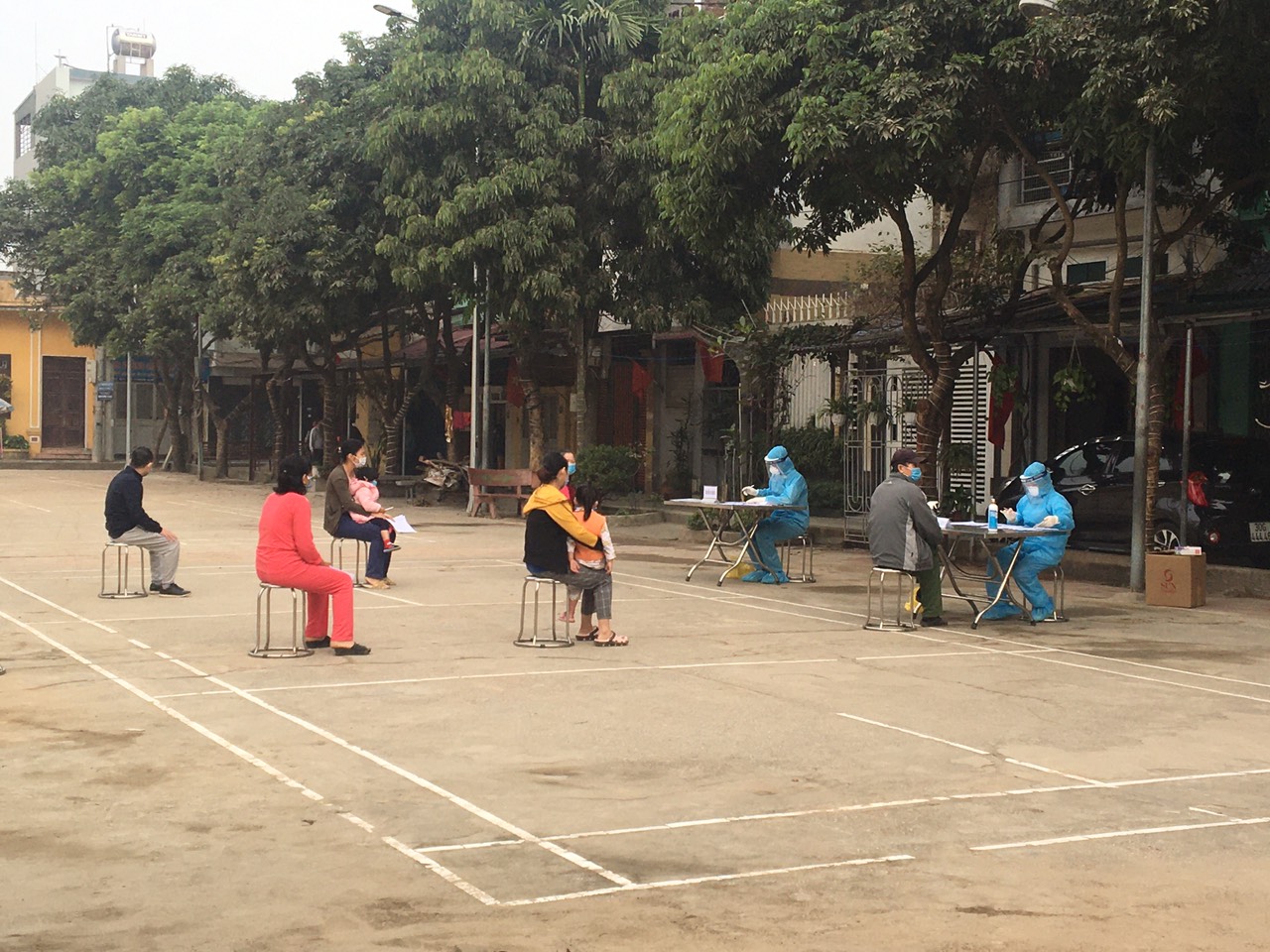 Đông Anh Hà Nội lấy mẫu xét nghiệm cho người dân vùng bị phong tỏa
