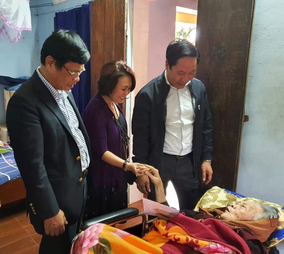 Công đoàn Bộ Ngoại giao chúc Tết Mẹ Việt Nam Anh hùng tại Thái Bình và Hà Nam