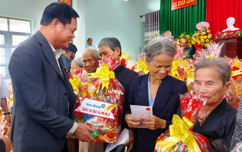 Tết sẻ chia với người nghèo xã Xuân Long