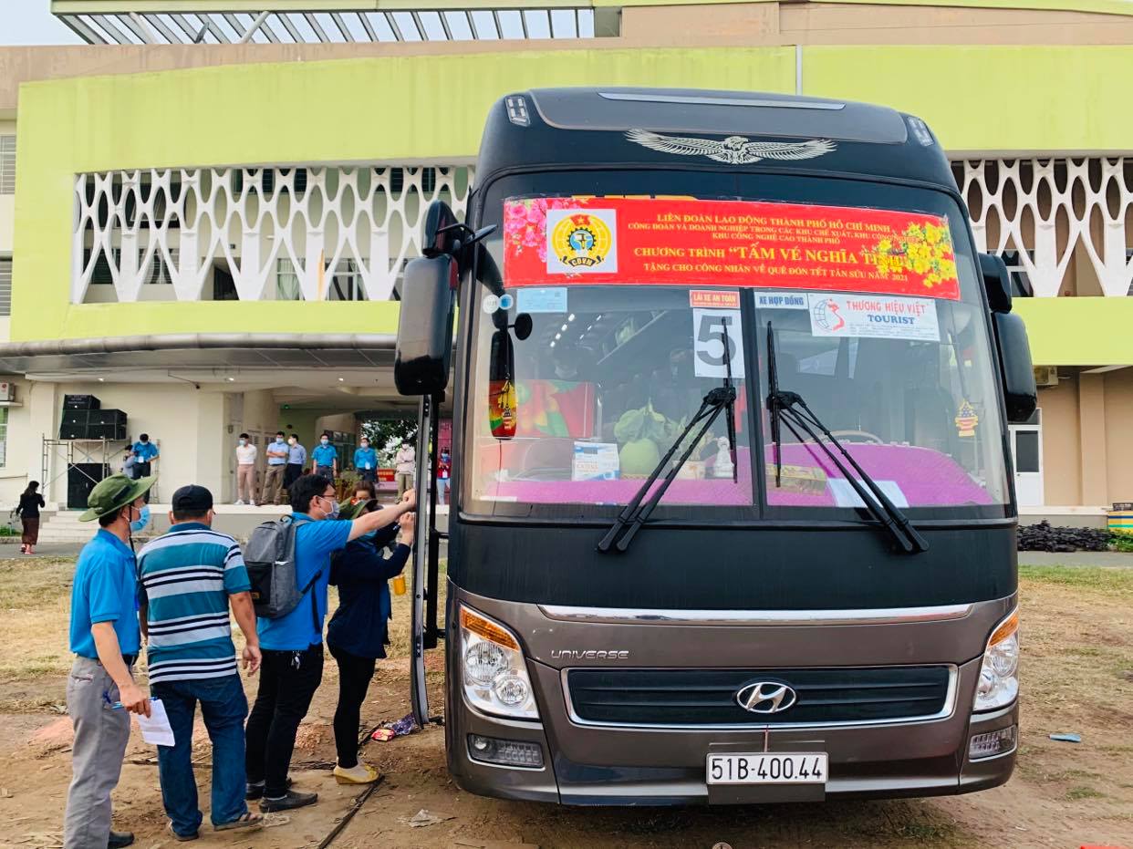 TP Hồ Chí Minh tiễn 850 công nhân về quê đón Tết