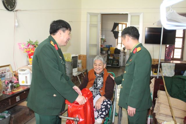 Nghệ An Tặng quà thương binh, bệnh binh, thân nhân liệt sỹ