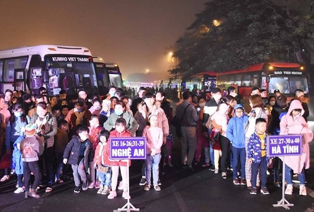 Hà Nội hỗ trợ tiền thay vì hỗ trợ phương tiện đưa công nhân về quê đón Tết
