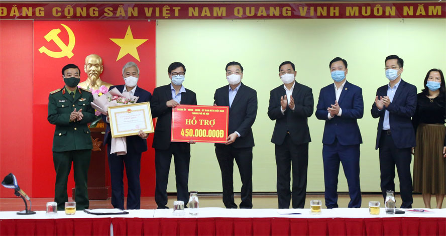 Chủ tịch TP Hà Nội thăm, tặng quà Tết các đơn vị tuyến đầu chống dịch