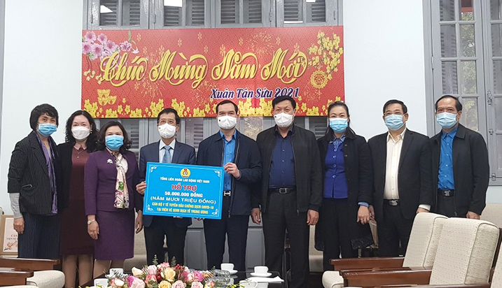 Động viên cán bộ, đoàn viên, người lao động tại Viện Vệ sinh dịch tễ Trung ương và Bệnh viện Bạch Mai