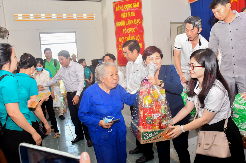 Bến Tre  Tặng quà tết cho 34 447 hộ gia đình chính sách khó khăn