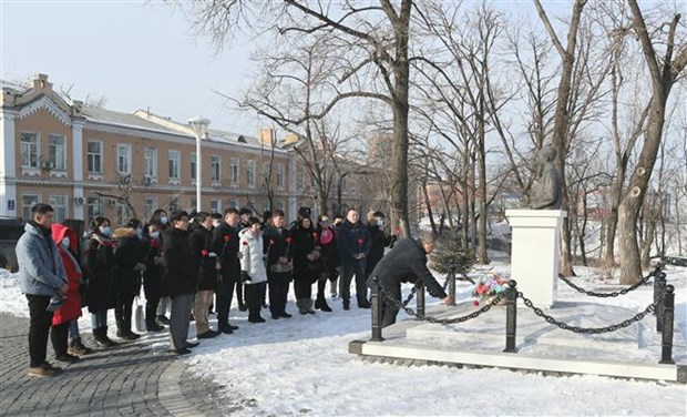 Người Việt tại Vladivostok Nga dâng hoa tưởng nhớ Chủ tịch Hồ Chí Minh
