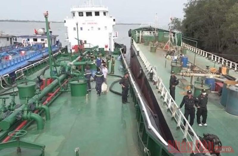 Bắt khẩn cấp thêm 8 đối tượng trong đường dây buôn lậu, sản xuất, tiêu thụ xăng giả