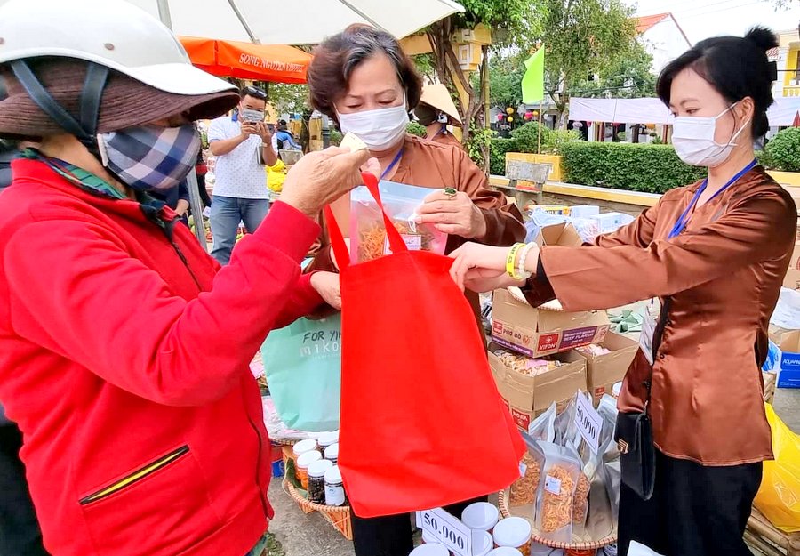 Ấm tình Phiên chợ tết không đồng ở Hội An ngày cuối năm