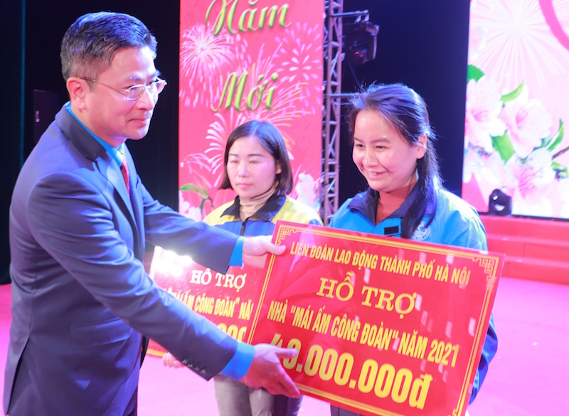 Mang Tết đến với người lao động Thủ đô