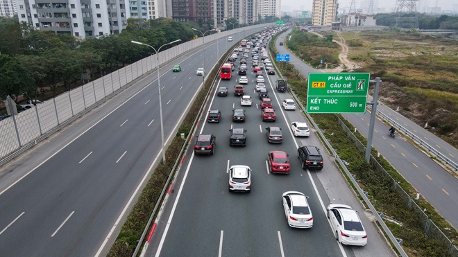 Chiều mùng 4 Tết, các tuyến đường cửa ngõ Thủ đô ùn tắc kéo dài