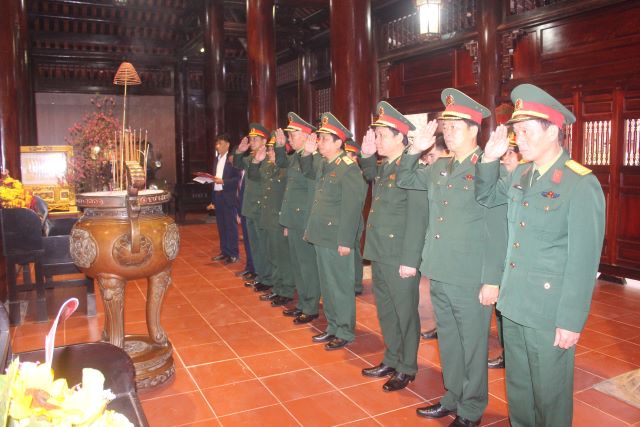Dâng hương tưởng niệm Chủ tịch Hồ Chí Minh và phát động “Tết trồng cây”