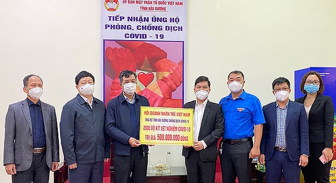 Trao 2 000 bộ kit xét nghiệm nhanh COVID-19 hỗ trợ Hải Dương