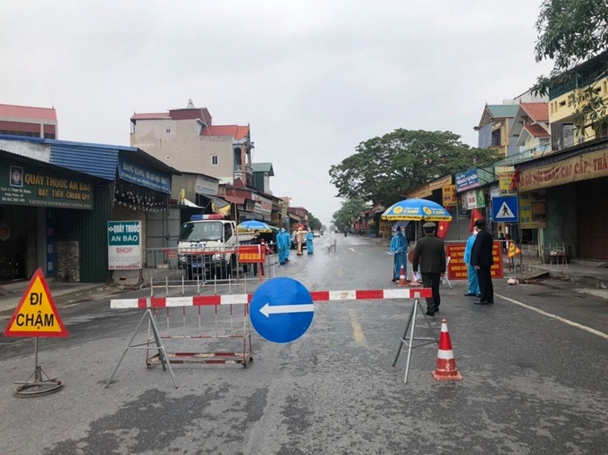 Nhóm phương tiện được lưu thông qua chốt kiểm dịch ở Hải Dương