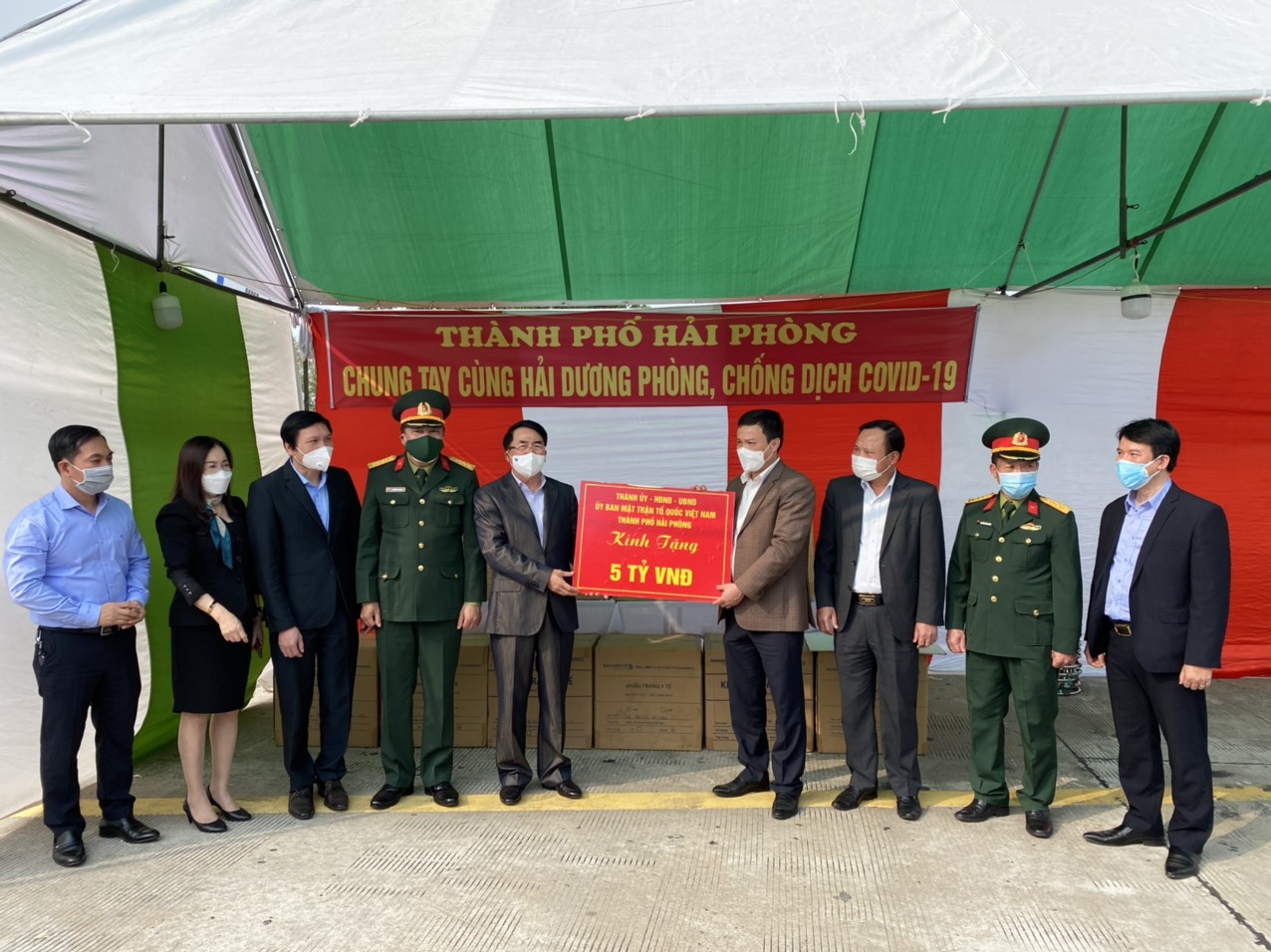 Hải Phòng hỗ trợ Hải Dương 5 tỷ đồng và 500 000 khẩu trang y tế