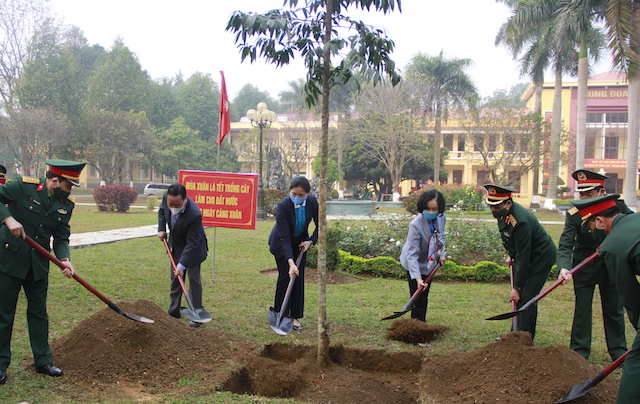Đồng chí Trương Thị Mai dự lễ phát động Tết trồng cây Đời đời nhớ ơn Bác Hồ