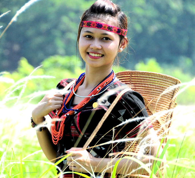 Trang phục truyền thống “khoe sắc”