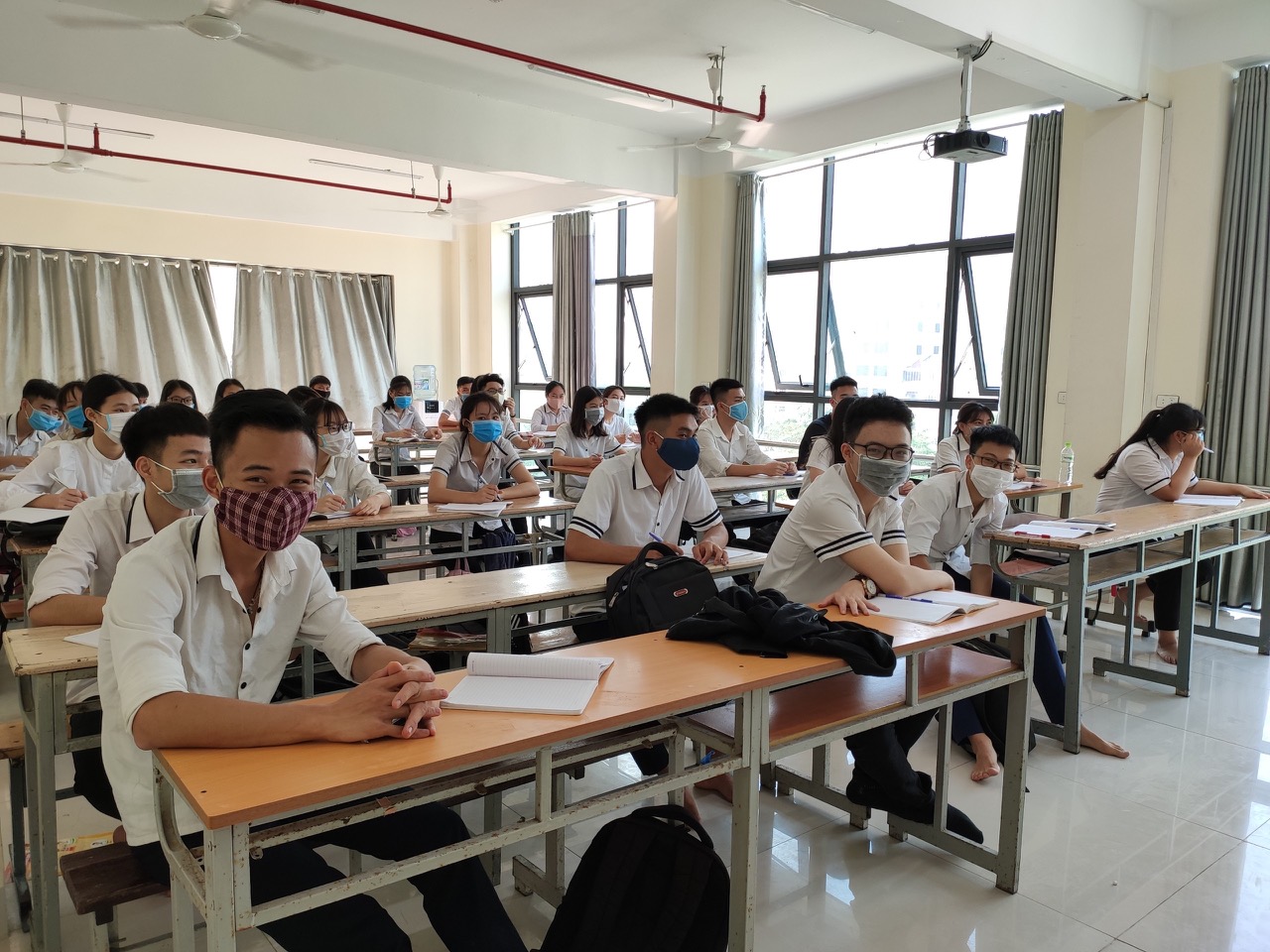 Xây dựng phương án điều chỉnh kế hoạch thời gian học, thi phù hợp