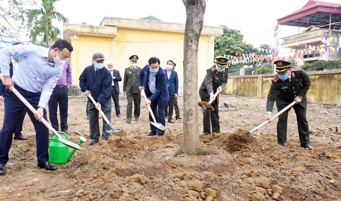 Công an Hà Nội đặt mục tiêu trồng 3 000 cây xanh trong năm 2021