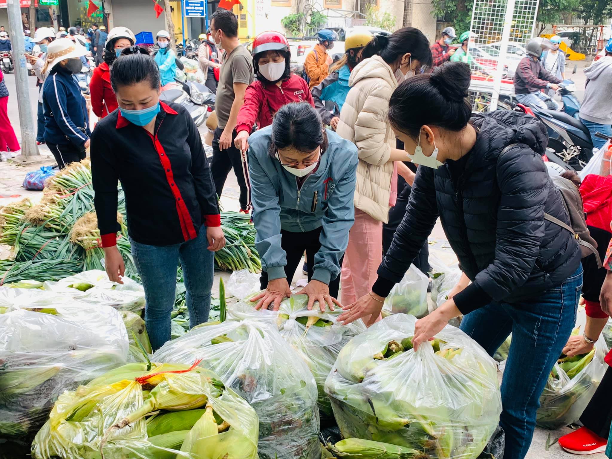 Đồng lòng hỗ trợ nông dân vùng dịch