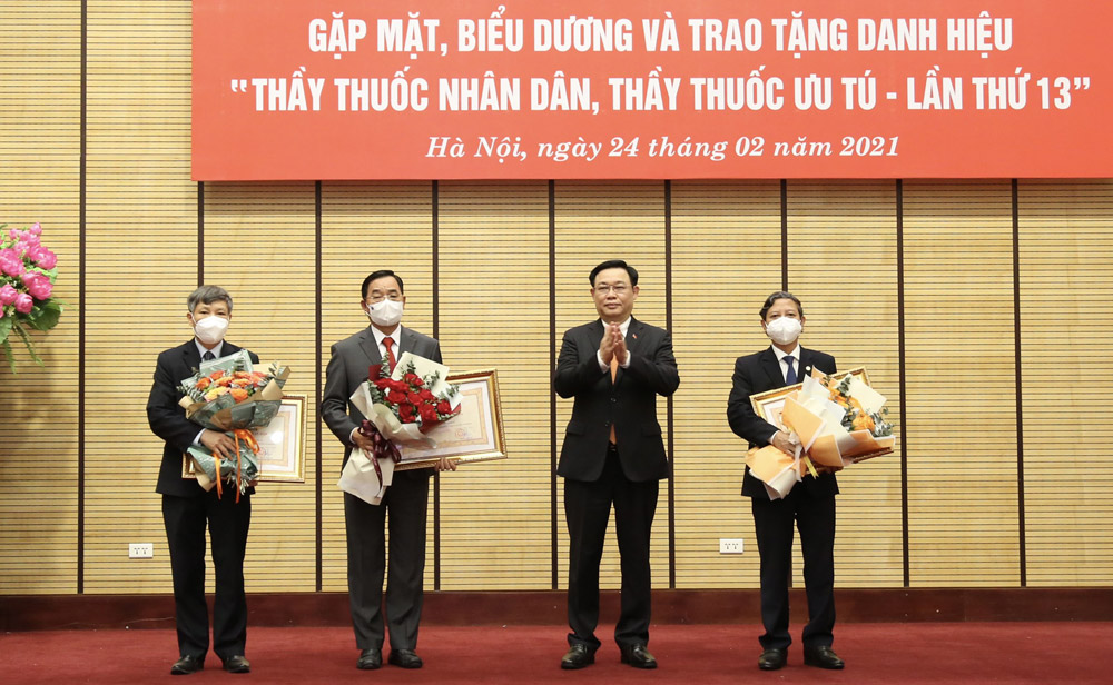 Hà Nội trao tặng danh hiệu  Thầy thuốc nhân dân