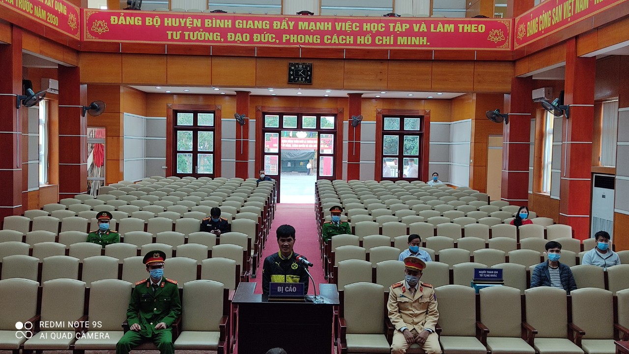Hải Dương 15 tháng tù vì vượt chốt kiểm dịch, hành hung phó công an xã