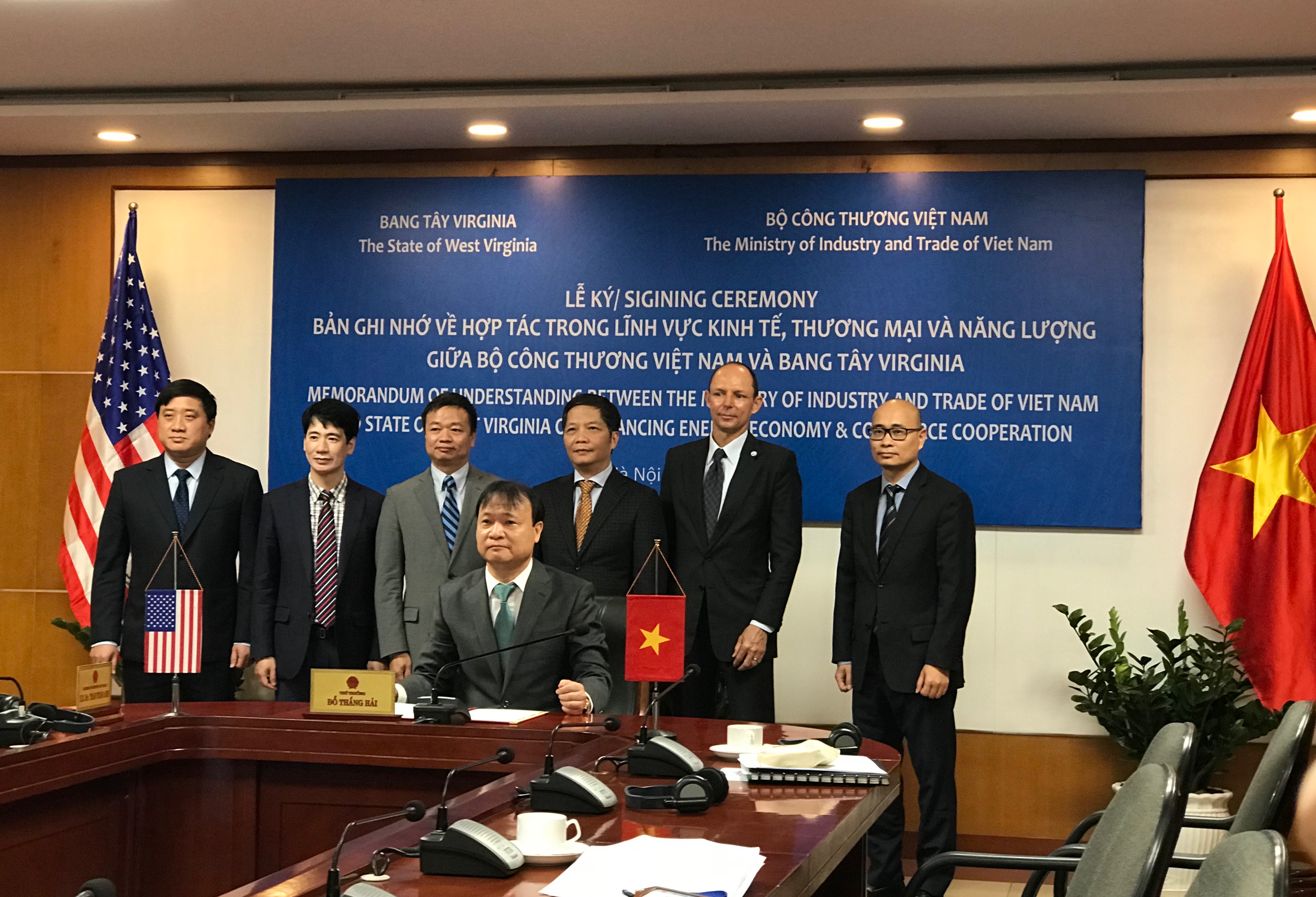 Việt Nam – Bang Tây Virginia Ký Biên bản ghi nhớ về hợp tác trong lĩnh vực kinh tế, thương mại và năng lượng