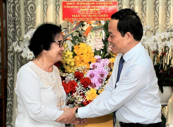 Lãnh đạo TP Hồ Chí Minh thăm, chúc mừng gia đình thầy thuốc lão thành