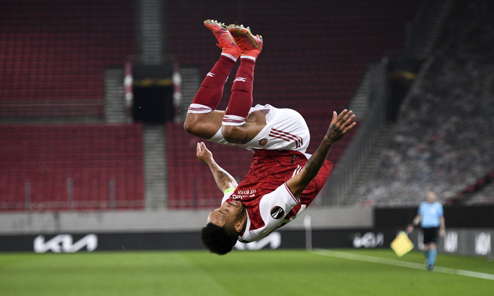 Aubameyang tỏa sáng cứu Arsenal