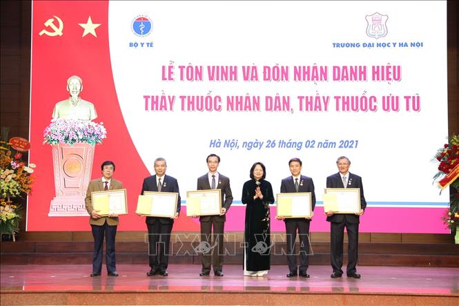Trao tặng danh hiệu Thầy thuốc Nhân dân cho 5 bác sỹ
