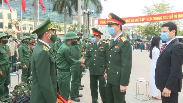 Thanh niên xứ Huế hăng hái lên đường nhập ngũ