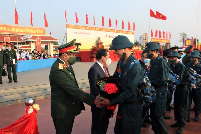 Thanh niên Bình Định hăng hái tòng quân