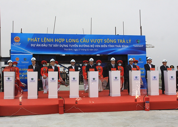 Hợp long cầu vượt sông Trà Lý