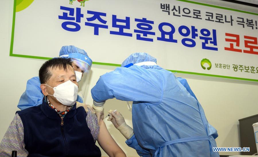 Nhiều nước đẩy nhanh chiến dịch tiêm chủng đại trà vaccine ngừa COVID-19